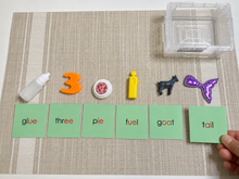 Load image into Gallery viewer, Montessori Green Series Starter Kit 2 | ai, ee, ie, oa, ue | Montessori Reading Materials