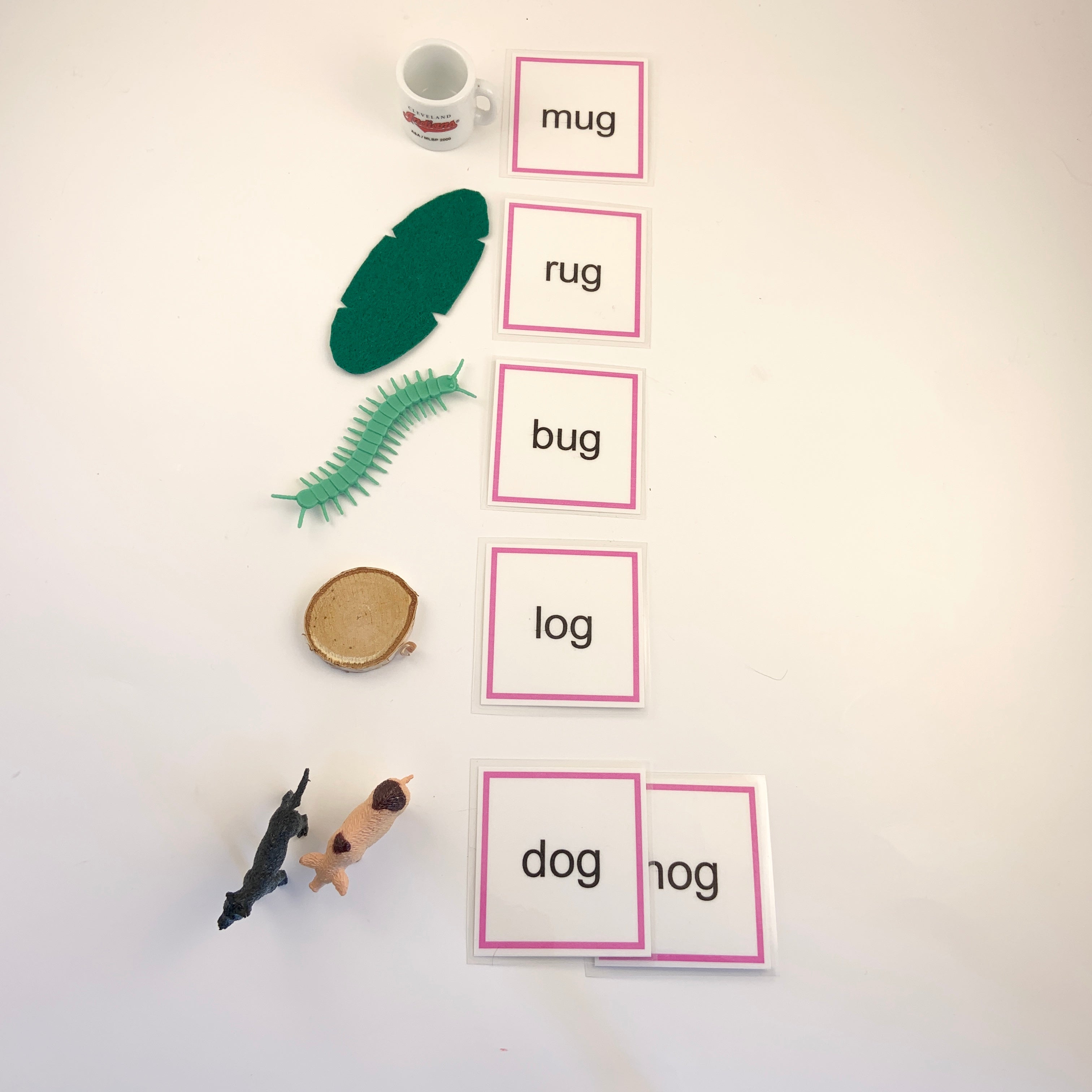 Montessori Phonics Pink Series Word Family og/ug Object Box – A A